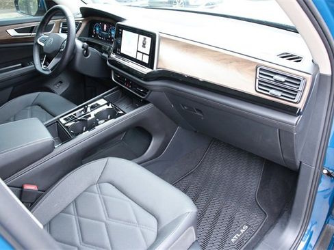 Certified 2025 Volkswagen Atlas SE image 24