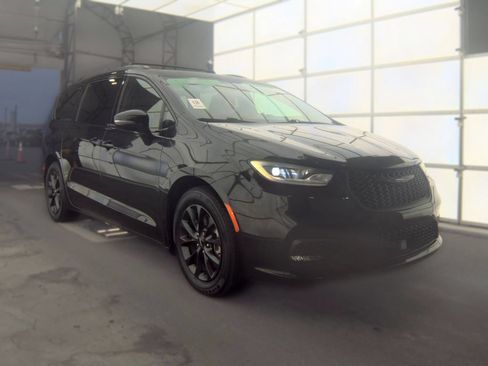 Used 2021 Chrysler Pacifica Touring-L w/ S Appearance Package FWD image 3