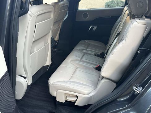 Used 2018 Land Rover Discovery SE image 15