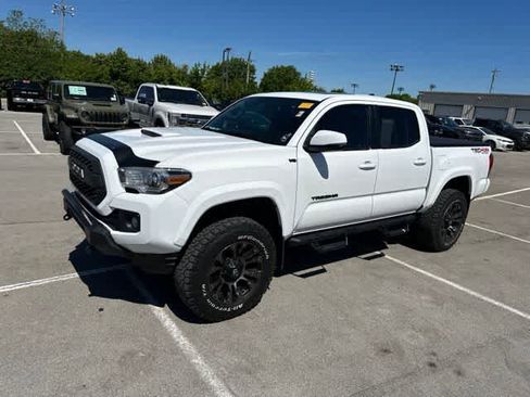 Used 2017 Toyota Tacoma TRD Sport AWD/4WD image 2