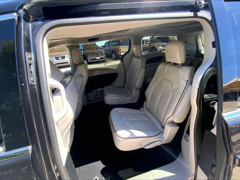 Used 2020 Chrysler Pacifica Limited FWD image 21