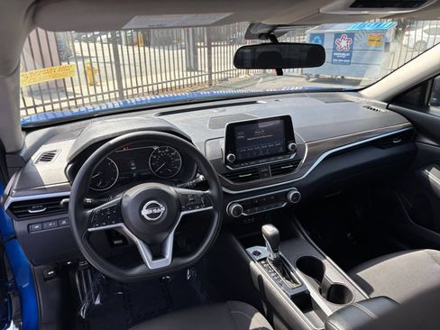 Used 2025 Nissan Altima 2.5 SV FWD image 29