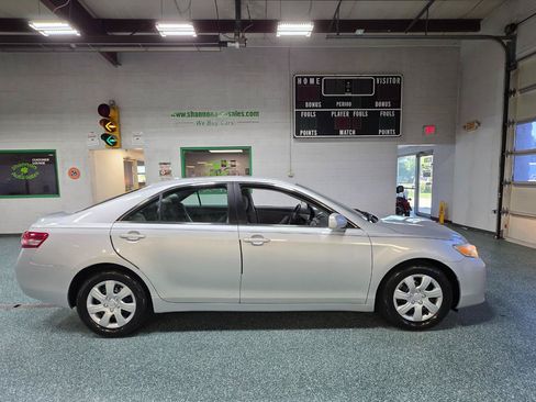 Used 2011 Toyota Camry LE FWD image 5