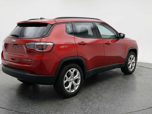 Used 2025 Jeep Compass Latitude image 9