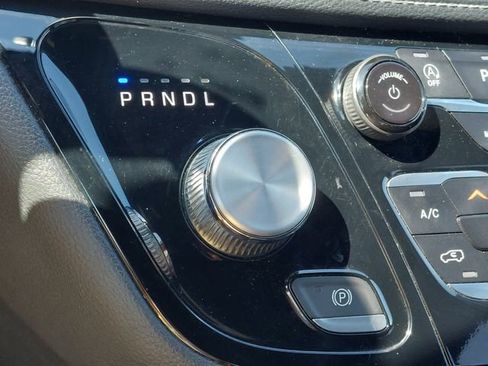Used 2023 Chrysler Pacifica Touring FWD image 33