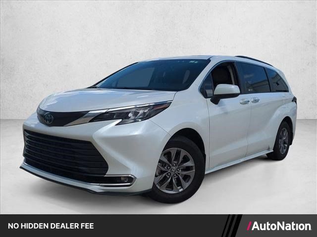 Used 2024 Toyota Sienna XLE FWD image 1
