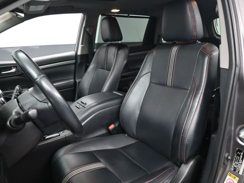 Used 2019 Toyota Highlander SE w/ Carpet Mat Package (TMS) image 17