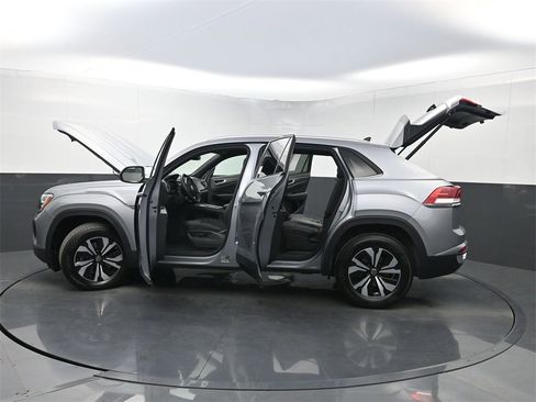 Used 2024 Volkswagen Atlas Cross Sport SE image 35