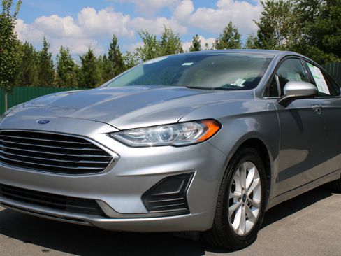 Used 2020 Ford Fusion SE image 3