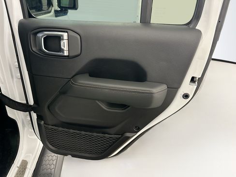 Used 2024 Jeep Wrangler Unlimited Sahara w/ Technology Group AWD/4WD image 31
