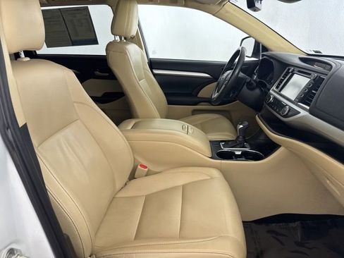 Used 2019 Toyota Highlander XLE AWD/4WD image 24