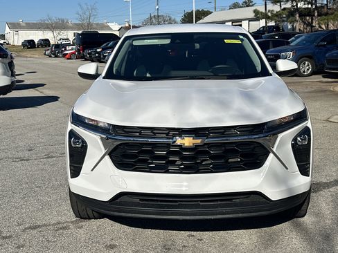 Used 2025 Chevrolet Trax LS w/ LS Convenience Package image 2