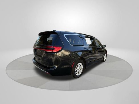 Used 2023 Chrysler Pacifica Touring-L image 7