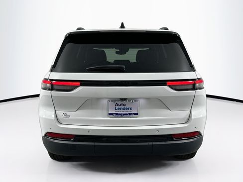 Used 2023 Jeep Grand Cherokee Altitude RWD image 6