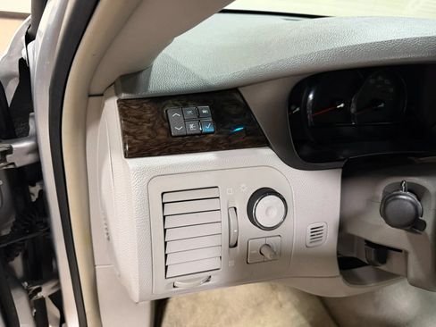 Used 2009 Cadillac DTS w/ Trunk Convenience Package FWD image 43
