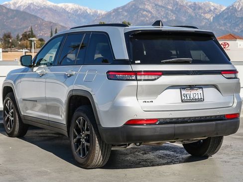 Certified 2024 Jeep Grand Cherokee Altitude image 9