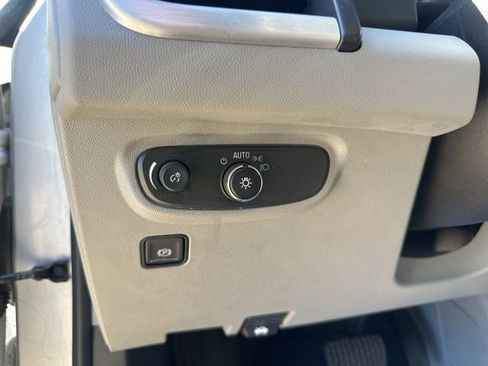 Used 2022 GMC Terrain SLE w/ Driver Convenience Package image 16