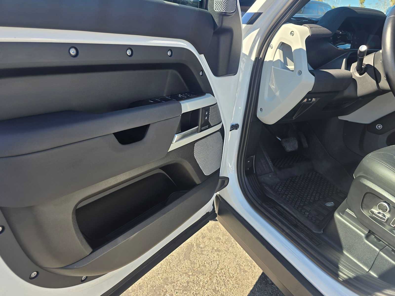 Used 2023 Land Rover Defender 130 SE AWD/4WD image 23