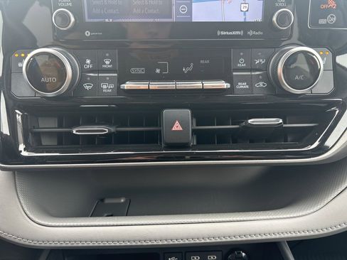 Used 2022 Toyota Highlander XLE image 16