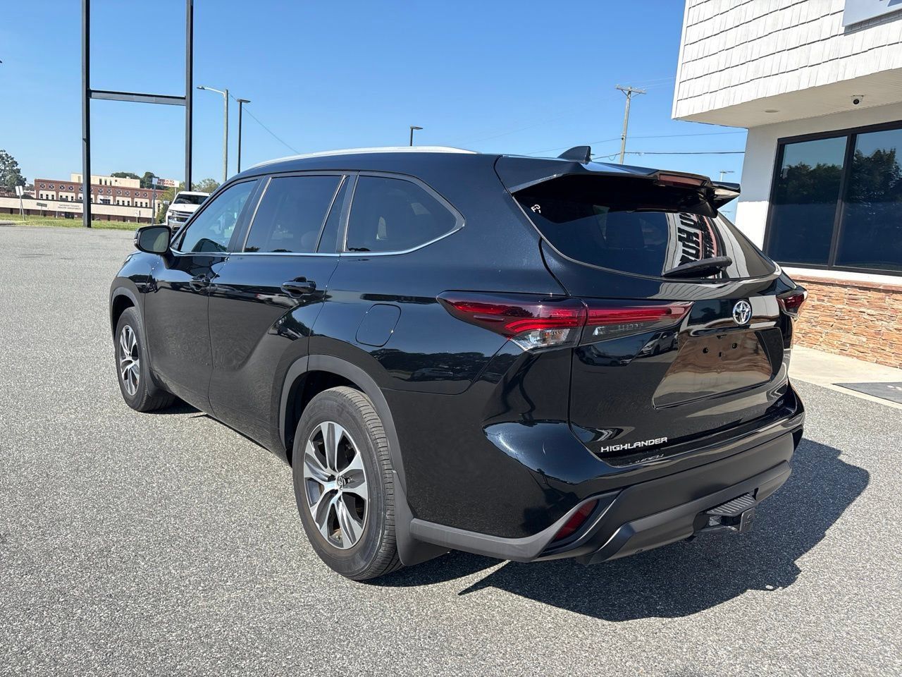 Used 2024 Toyota Highlander XLE FWD image 6