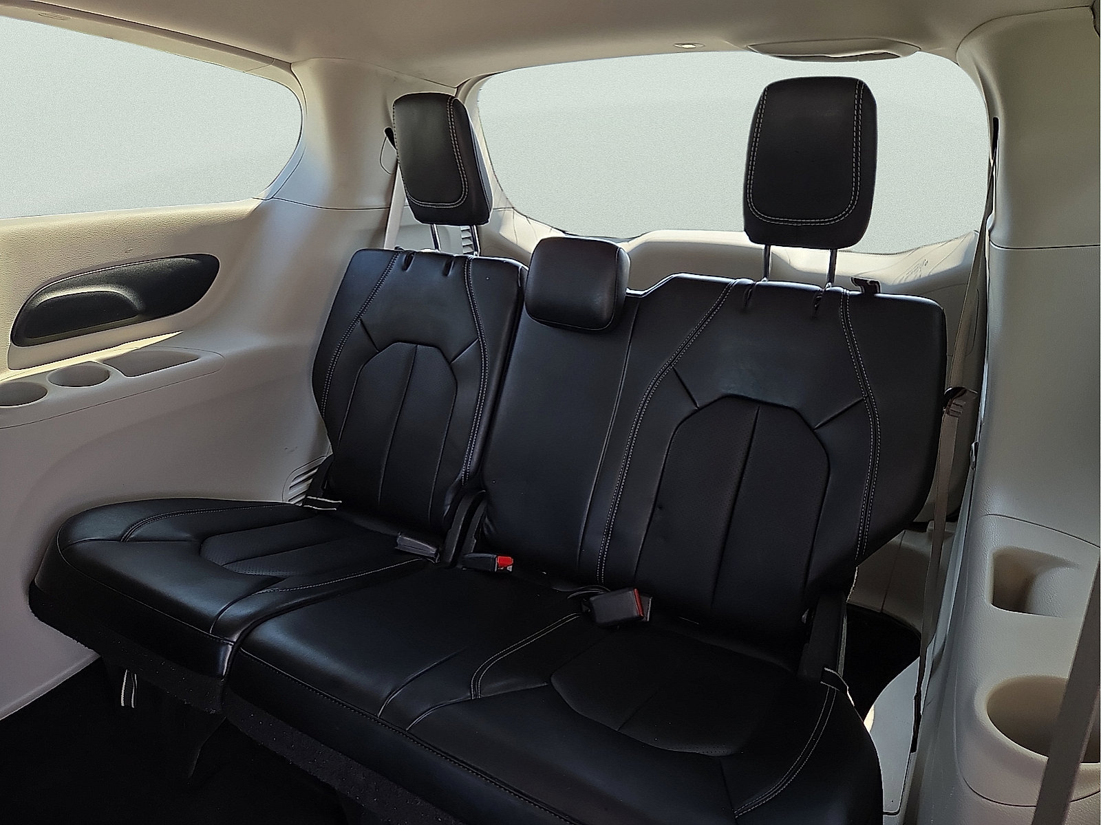 Used 2024 Chrysler Pacifica Touring-L FWD image 10