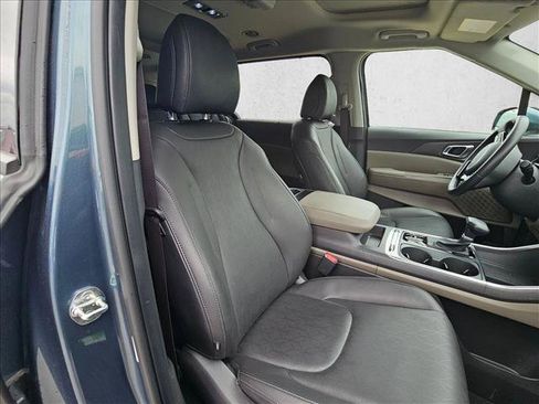 Used 2025 Kia Carnival SX FWD image 18
