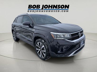 Used 2022 Volkswagen Taos SE w/ Panoramic Sunroof Package