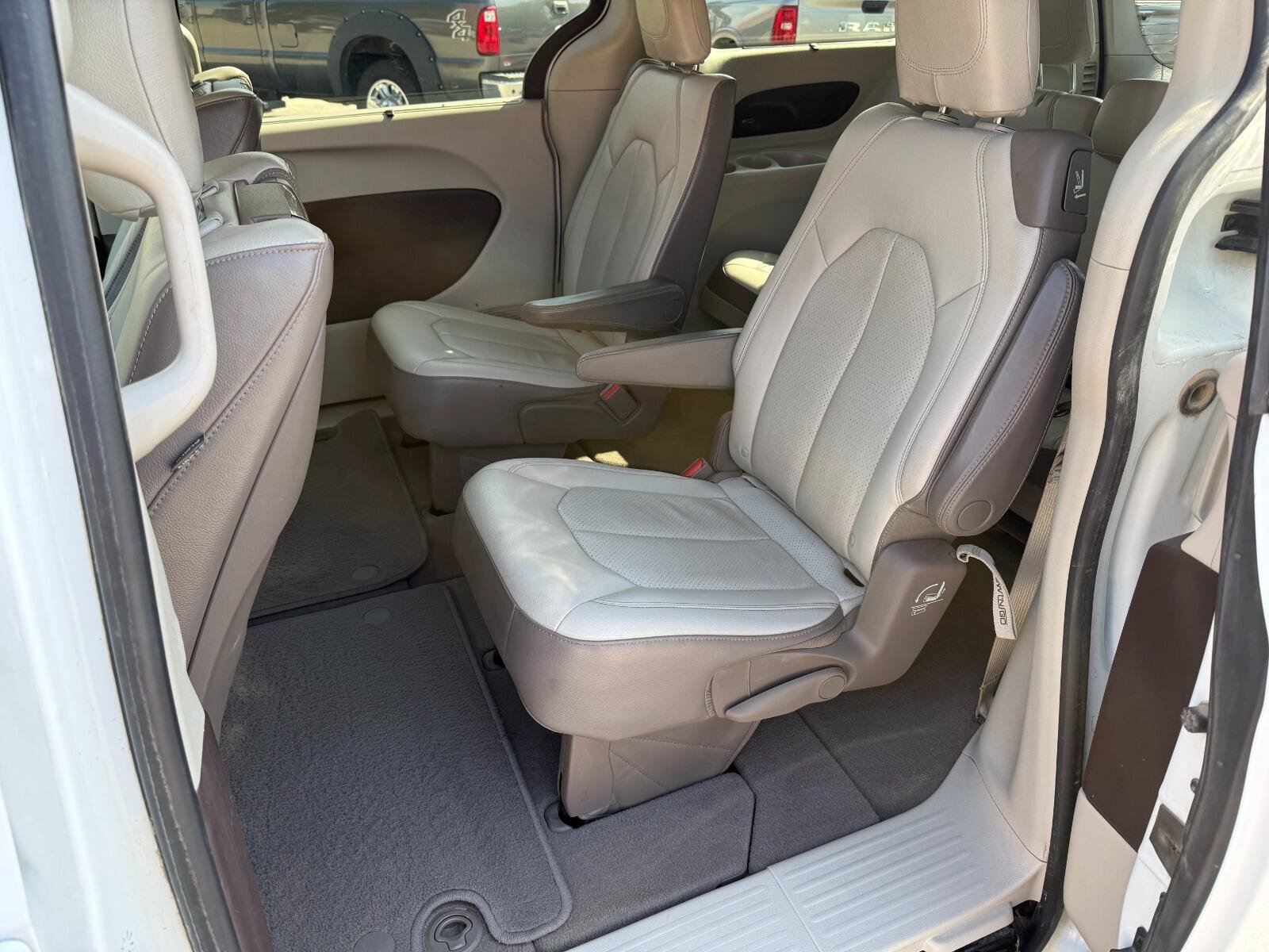 Used 2017 Chrysler Pacifica Touring-L Plus FWD image 11