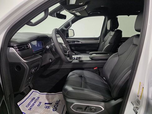 New 2025 Jeep Wagoneer L Series II w/ Convenience Group I AWD/4WD image 16