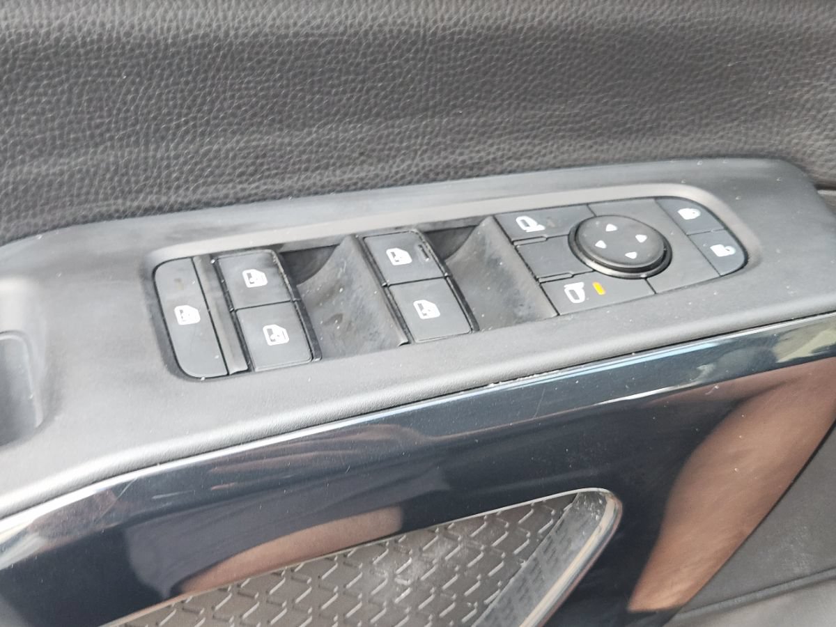 Used 2025 Nissan Pathfinder SV w/ Black Appearance Package FWD image 39