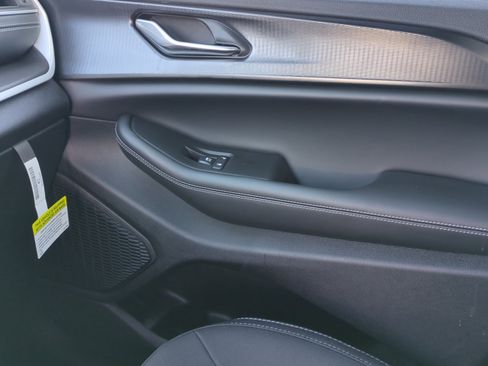 New 2025 Jeep Grand Cherokee Laredo image 16