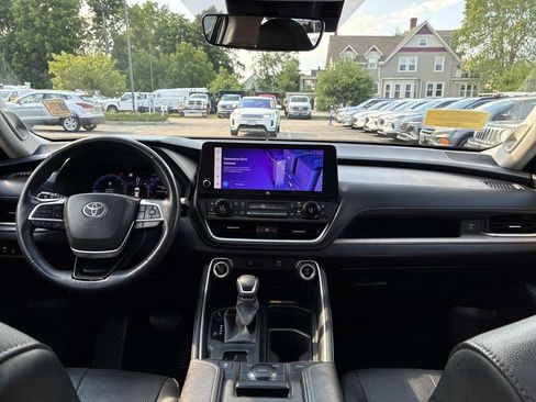 Used 2024 Toyota Grand Highlander AWD image 18