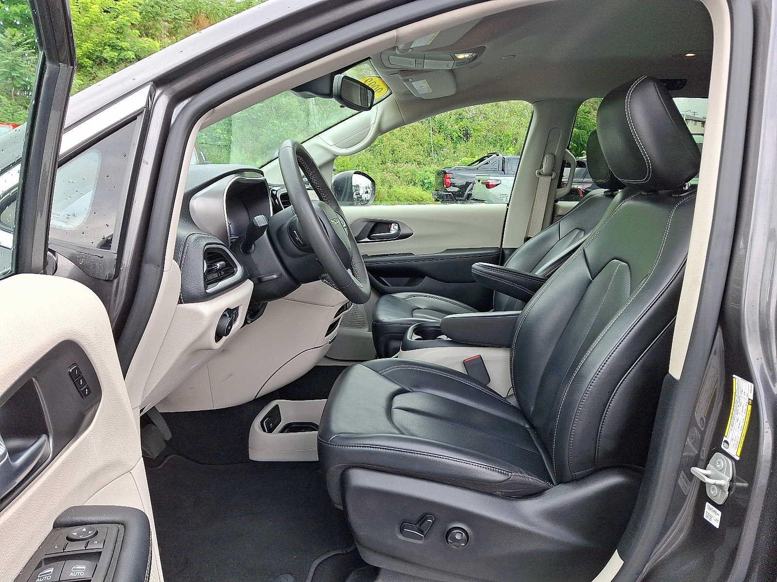 Used 2023 Chrysler Pacifica Touring-L FWD image 13