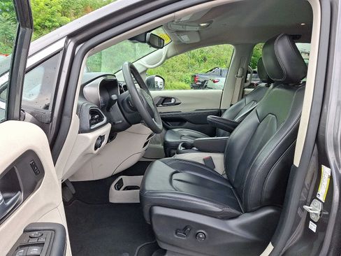 Used 2023 Chrysler Pacifica Touring-L FWD image 13