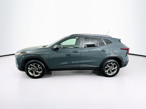 Used 2025 Chevrolet Trax LT FWD image 4