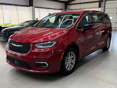 Used 2025 Chrysler Pacifica Select FWD image 5