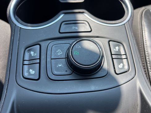 Used 2022 GMC Terrain SLT w/ Tech Package AWD/4WD image 25