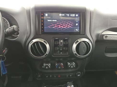 Used 2015 Jeep Wrangler Unlimited Rubicon w/ Connectivity Group image 19