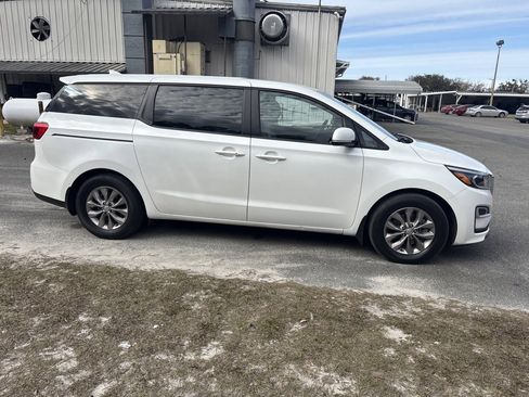 Used 2021 Kia Sedona LX image 3