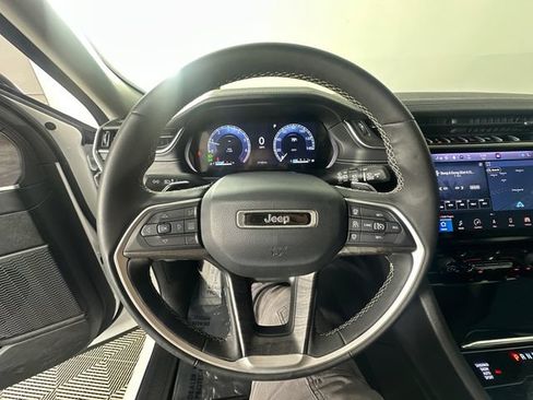 Certified 2023 Jeep Grand Cherokee Limited w/ Black Appearance Package AWD/4WD image 15