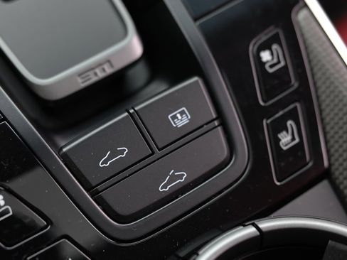 Used 2024 Porsche 911 Carrera w/ Premium Package image 25