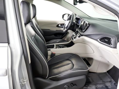 Used 2024 Chrysler Pacifica Limited image 36