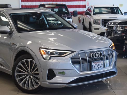 Used 2019 Audi e-tron Prestige w/ Prestige Package AWD/4WD image 3