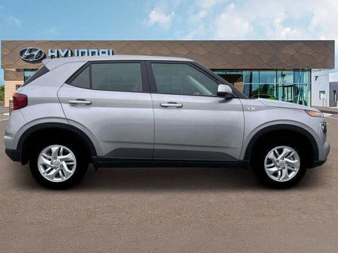 New 2025 Hyundai Venue SE image 9