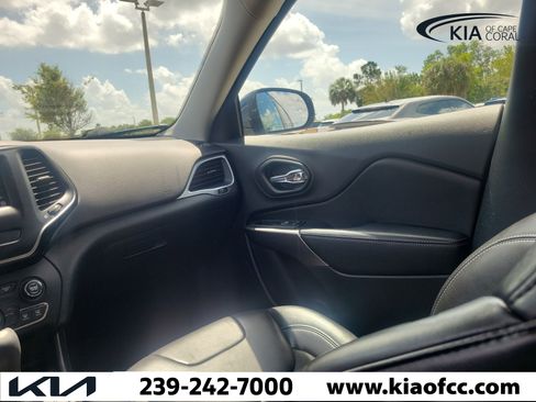 Used 2019 Jeep Cherokee Latitude Plus FWD image 17