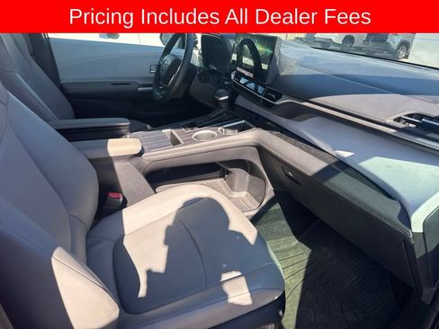 Used 2025 Toyota Sienna XLE FWD image 11