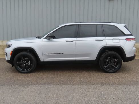 Used 2023 Jeep Grand Cherokee Altitude AWD/4WD image 7