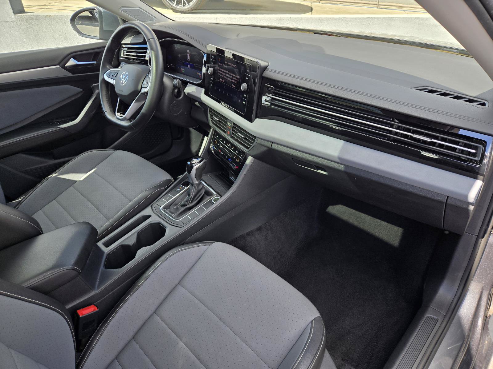 Used 2025 Volkswagen Jetta SE FWD image 29
