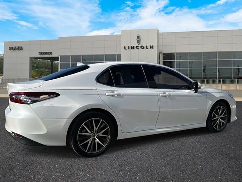 Used 2022 Toyota Camry XLE image 3