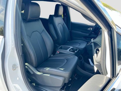 New 2025 Chrysler Pacifica Select image 44